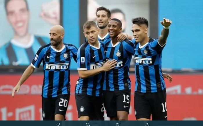 Para pemain Inter Milan merayakan gol yang dicetak oleh Ashley Young ke gawang Brescia pada laga pekan ke-29 Liga Italia, Rabu (1/7/2020).