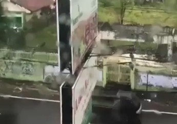 Menegangkan! Detik-detik Runtuhnya Sebuah Baliho Besar di Jalan