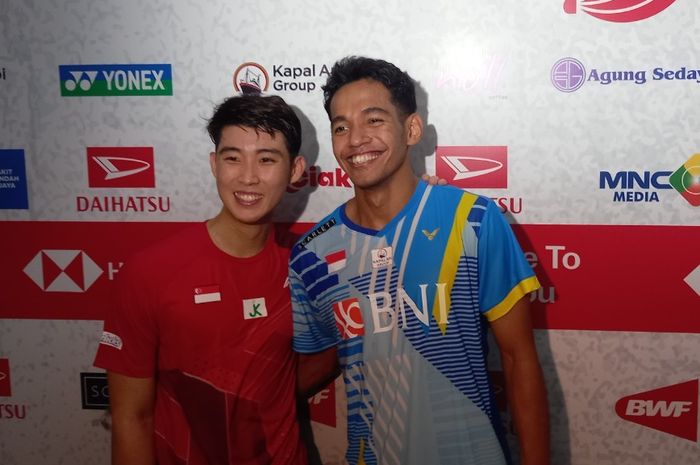 Tunggal putra Indonesia, Chico Aura Dwi Wardoyo (kanan) berfoto bersama Loh Kean Yew dari Singapura saat Indonesia Masters 2023. Kembali bertemu di Istora untuk Indonesia Open 2023, Loh dapat membayar kekalahan dari Chico lima bulan yang lalu.