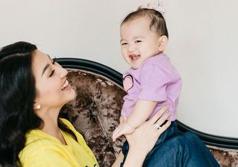 Turuti Permintaan Sang Putri Kecil Cat Kuku Kakinya, Yuk Cari Tahu Dulu 4 Bahan Kuteks yang Berbahaya Buat Anak