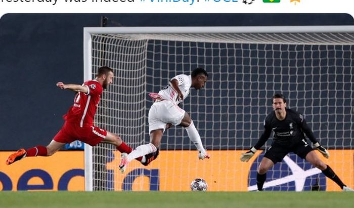 Momen Vinicius Jr (tengah) melepaskan tembakan ke gawang Liverpool yang berujung gol untuk real Madrid dalam laga leg pertama babak perempat final Liga Champions 2020-2021.