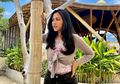 Usai Lepas Hijab, Rachel Vennya Pede Tampil Seksi Pakai Baju Bergaya Smocked yang Ketat di Bagian Dada