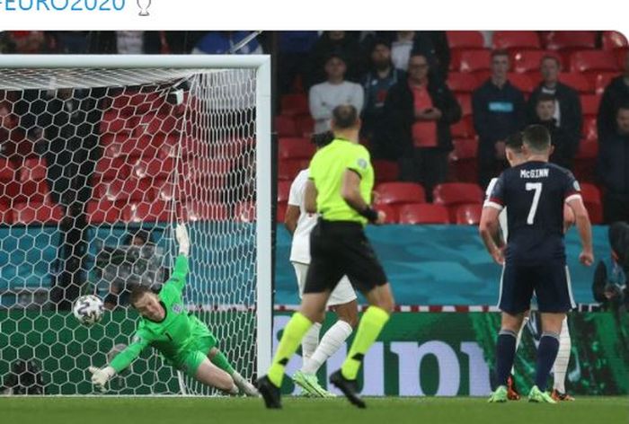 Kiper timnas Inggris, Jordan Pickford, membuat penyelamatan dalam laga kontra timnas Skotlandia pada matchday 2 Grup D EURO 2020.