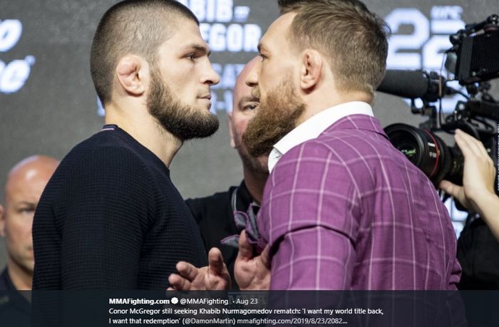 Khabib Nurmagomedov (kiri) dan Conor McGregor (kanan) saat konferensi pers jelang UFC229.      