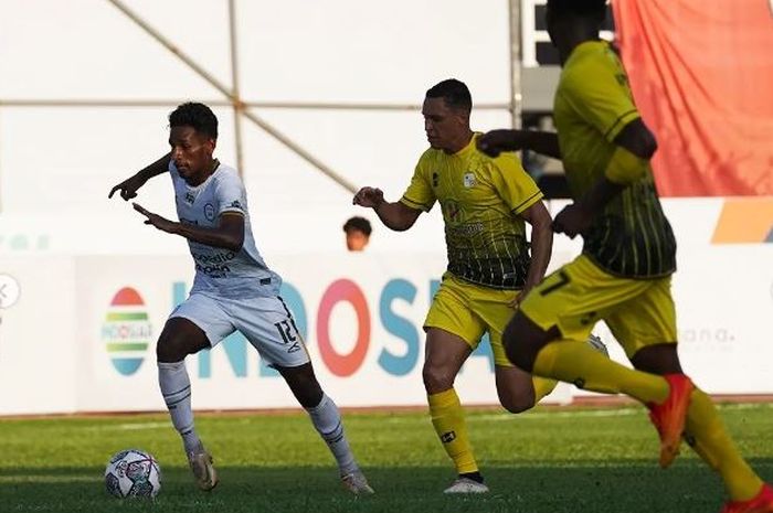 Pemain RANS Nusantara, Jujun Junaedi (jersey putih), tengah menguasai bola saat melawan Barito Putera di ajang Piala Presiden 2022, Selasa (14/6/2022).