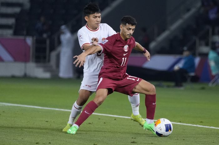 Witan Sulaeman dalam laga Timnas U-23 Indonesia vs Qatar pada matchday pertama Grup A Piala Asia U-23 2024 di Stadion Jassim bin Hamad, Doha, Qatar, Senin (15/4/2024).