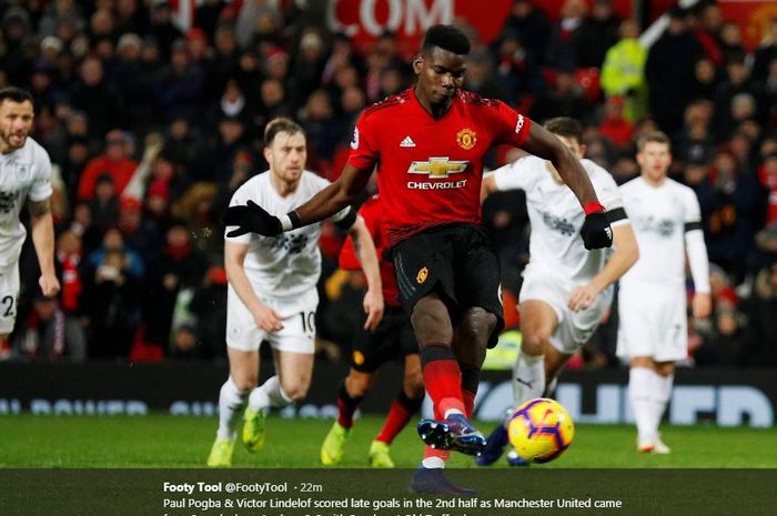 Paul Pogba melepaskan tembakan penalti yang menghasilkan gol Manchester United ke gawang Burnley dalam partai Liga Inggris di Old Trafford, 29 Januari 2019.