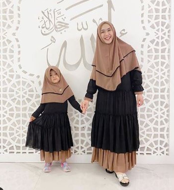 Model Hijab Anak 2020 Mudah Dicontoh Dan Cocok Buat Lebaran Ala Putri Oki Setiana Dewi Semua Halaman Nakita