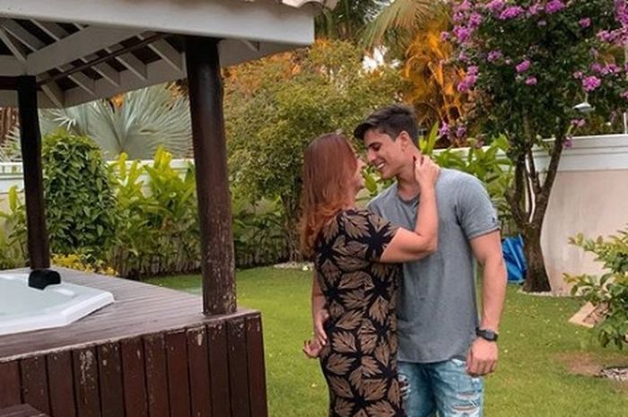 Ibu Neymar, Nadine Goncalves, dikabarkan kembali berpacaran dengan mantan kekasihnya, Tiago Ramos.