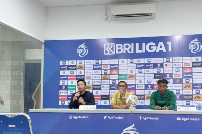 Pelatih Persebaya Surabaya, Aji Santoso dan Alta Ballah, pada sesi jumpa pers seusai laga melawan Persib Bandung di Stadion Jatidiri, Semarang, Sabtu (10/12).