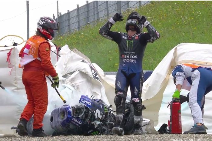 Yamaha YZR-M1 yang merupakan motor Maverick Vinales terbakar usai menabrak pagar pembatas sirkuit Red Bull Ring di tikungan 1