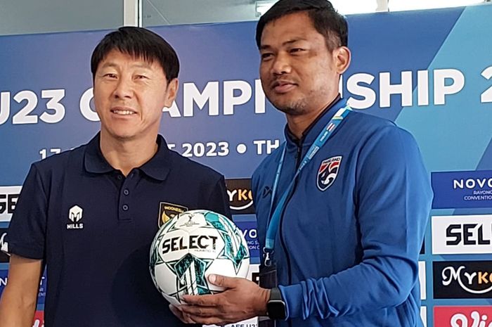 Pelatih timnas U-23 Indonesia, Shin Tae-yong dan pelatih Thailand Issara Sritaro di konferensi pers jelang laga semifinal Piala AFF U-23 2023 di Rayong Provincial Stadium, Rabu (23/8/2023).