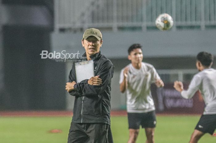 Pelatih timnas Indonesia, Shin Tae-yong, sedang memantau para pemainnya bertanding di Stadion Pakansari, Bogor, Jawa Barat, 26 September 2022.