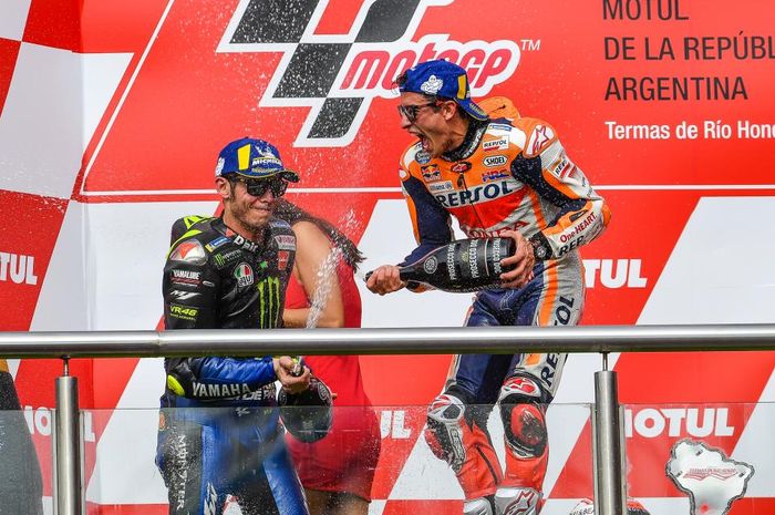 Momen saat Valentino Rossi (kiri) dan Marc Marquez (kanan) berselebrasi di atas podium MotoGP Argentina 2019