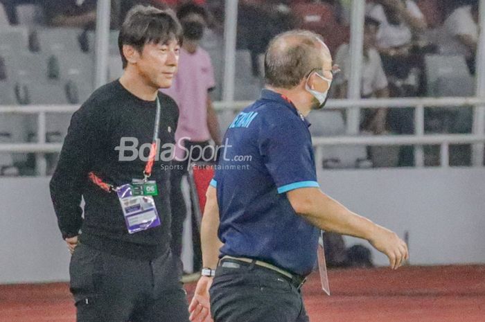 Pelatih timnas Indonesia, Shin Tae-yong (kiri) dan Park Hang-seo (kanan) selaku juru taktik timnas Vietnam tampak berdekatan saat memantau timnya bertanding di Stadion Gelora Bung Karno, Senayan, Jakarta, 6 Desember 2023.