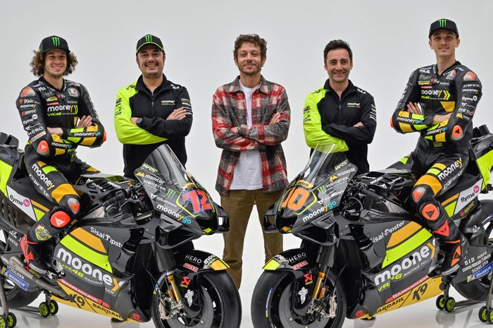 Potret pembalap dan petinggi tim Mooney VR46 berpose dengan motor dan livery untuk MotoGP 2023. Dari kiri: Marco Bezzecchi, Direktur Tim Alessio Salucci, Pemilik Valentino Rossi, Manajer Tim Pablo Nieto, dan Luca Marini.  