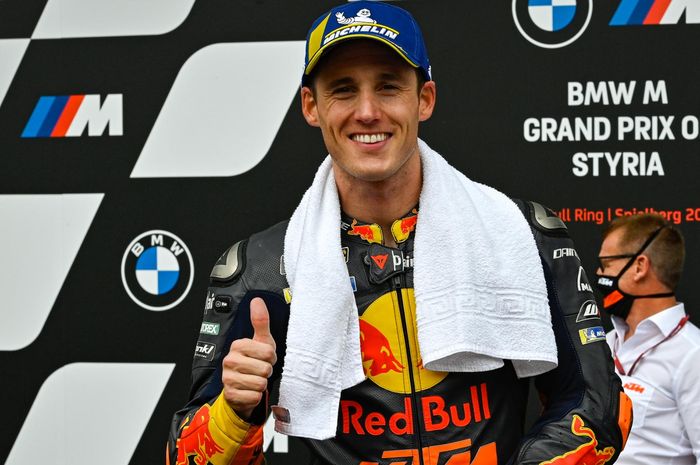 Pembalap Red Bull KTM, Pol Espargaro, berpose setelah finis ketiga pada balapan MotoGP Styria di Red Bull Ring, Minggu (23/8/2020).