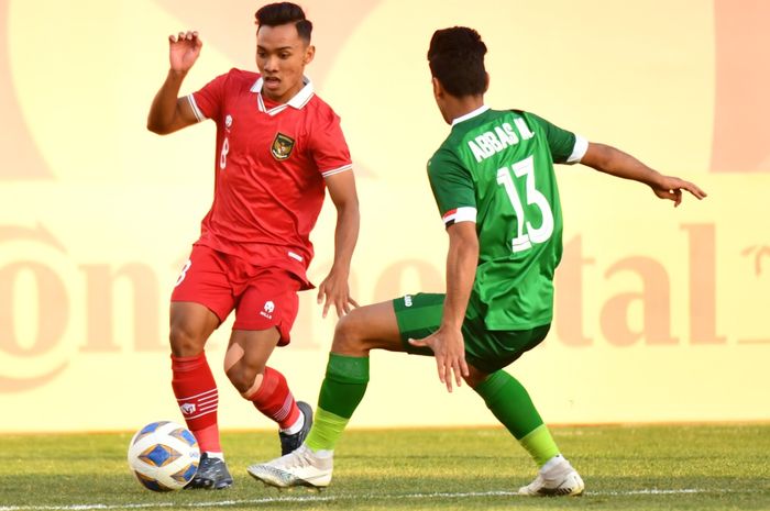 Arkhan Fikri (kiri) tengah membela Timnas U-20 Indonesia saat melawan Irak di laga pertama Grup A Piala Asia U-20 2023, Rabu (1/3/2023).