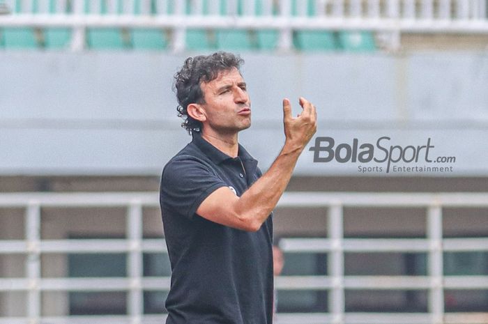 Pelatih Persib Bandung, Luis Milla, sedang memberikan intruksi kepada para pemainnya bertanding dalam laga uji coba di Stadion Pakansari, Bogor, Jawa Barat, 27 November 2022.