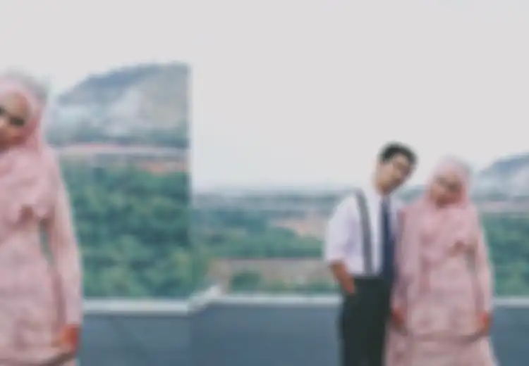 Di Balik Foto Prewed Indah Pasangan ini, Ada Perjuangan Keras dari Sang Pria karena Harus Pakai Ini di Kakinya