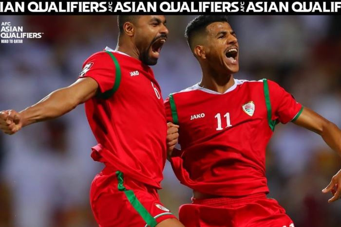 Pemain timnas Oman, Ahmed Al Khamisi dan Issam Al Sabhi, melakukan selebrasi dalam laga Kualifikasi Piala Dunia 2022 Zona Asia kontra timnas Vietnam di Stadion Sultan Qaboos Sport Complex, Selasa (12/10/2021).