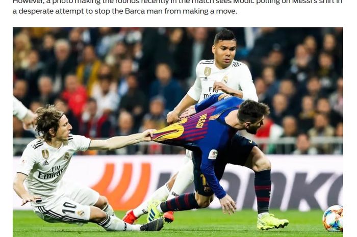 Gelandang Real Madrid, Luka Modric, menarik kaus megabintang Barcelona, Lionel Messi.