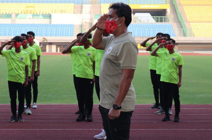 Timnas U-16 Indonesia menggelar upacara bendara untuk memperingati HUT ke-75 RI