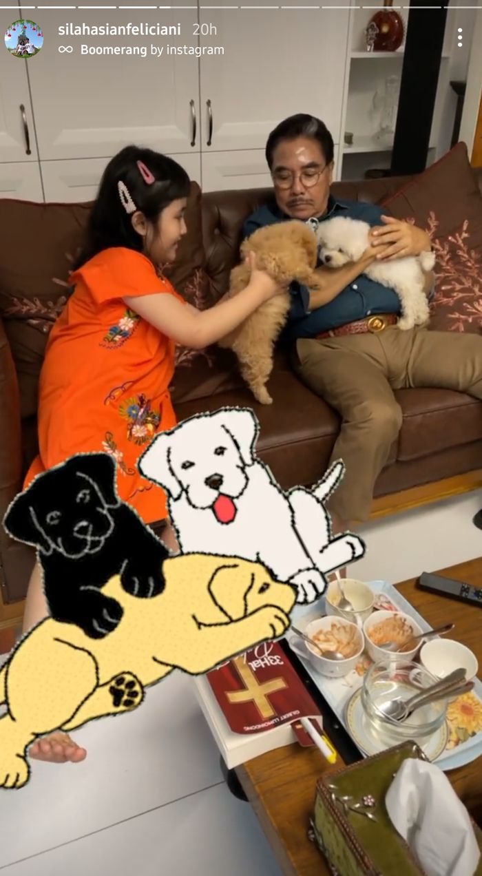 Hotma Sitompul bermain bersama cucunya.