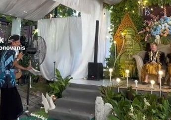 Sepasang Bule Menikah dengan Adat Jawa Viral di TikTok, Prosesi Gunakan Bahasa Inggris Sukses Banjir Komentar Netizen