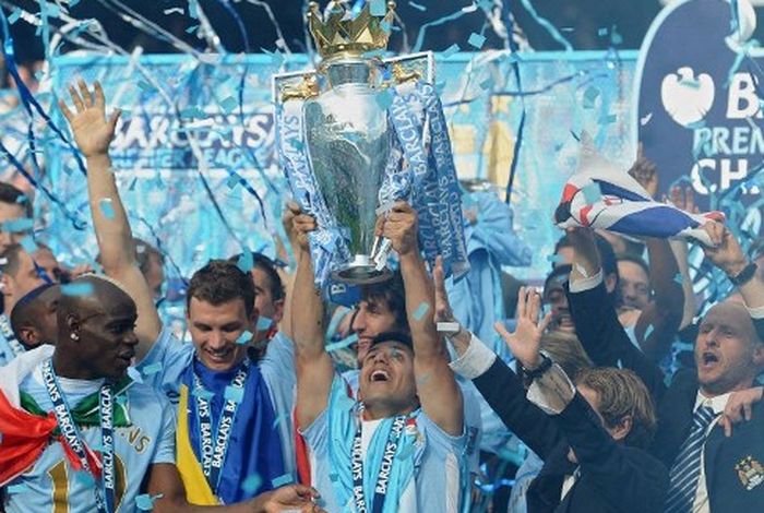 Sergio Aguero mengangkat trofi Liga Inggris usai Manchester City juara dengan kalahkan QPR (13/5/2012). Gelar Manchester City musim itu terancam dicopot akibat kasus pelanggaran finansial.