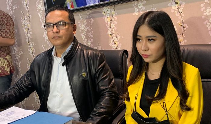 Selebgram <a href='https://makassar.tribunnews.com/tag/ayu-thalia' title='Ayu Thalia'>Ayu Thalia</a> saat jumpa pers di Darmawangsa, Jakarta Selatan, Rabu (1/9/2021).