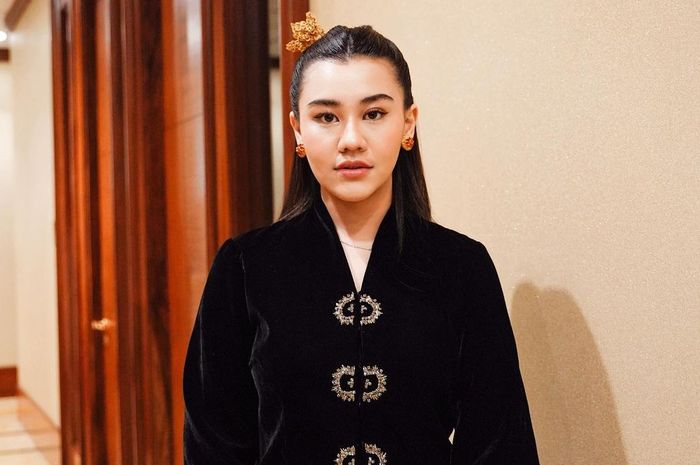 Intip Rok Mini Cantik Berkelas, Intip Potret Aaliyah Massaid Kenakan Rok Mini yang ...