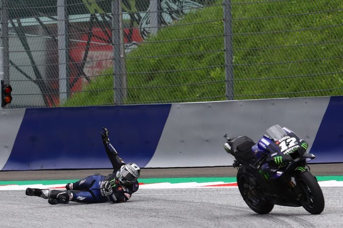 Momen rekan Valentino Rossi, Maverick Vinales melompat dari motornya yang blog pada MotoGP Styria 2020 (23/8/2020).