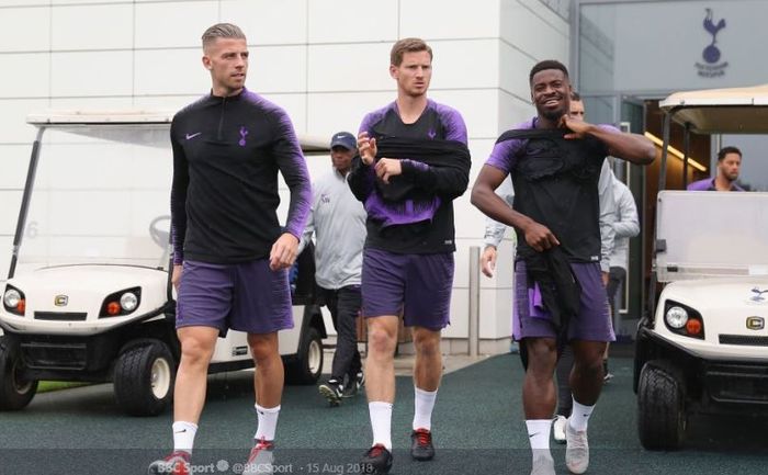 Tiga pemain Tottenham Hotspur, Toby Alderweireld (kiri), Jan Vertonghen (tengah), dan Serge Aurier (kanan).