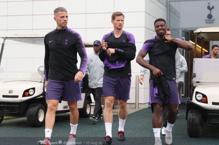 Tiga pemain Tottenham Hotspur, Toby Alderweireld (kiri), Jan Vertonghen (tengah), dan Serge Aurier (kanan).