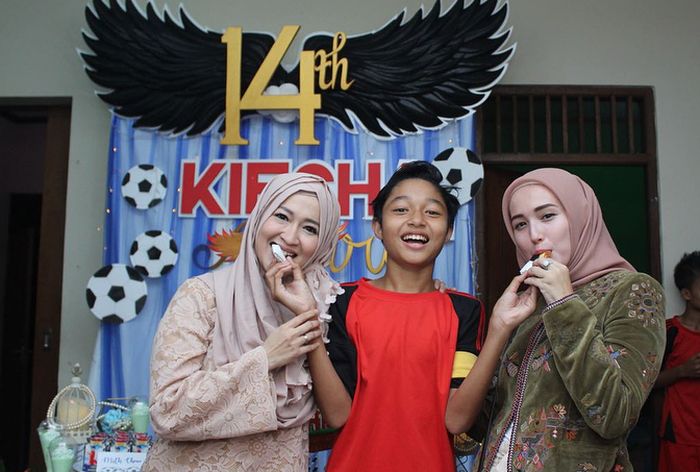 Kiesha Alvaro saat menyuapkan kue ulang tahunnya pada bunda dan mamanya. (Instagram/@adeliapasha)
