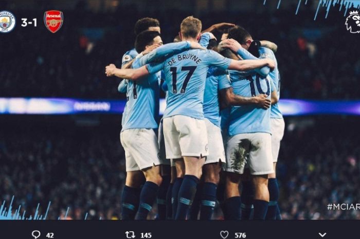 Para pemain Manchester City merayakan kemenangan atas Arsenal dalam partai Liga Inggris di Etihad Stadium, Minggu (3/2/2019)