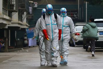 Korban terus berjatuhan, pekerja medis sampai harus popok dewasa untuk mengurusi para pasien.