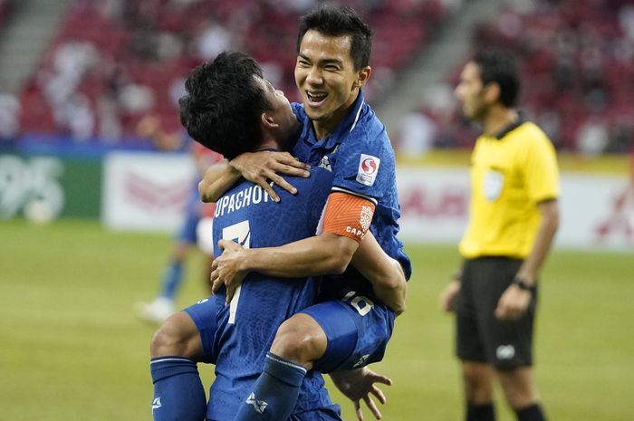 Kapten timnas Thailand, Chanatip Songkrasin (kanan) meyarakan gol ke gawang timnas indonesia. 