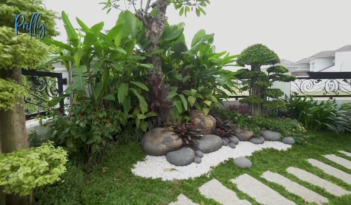 Taman rumah artis Prilly Latuconsina.