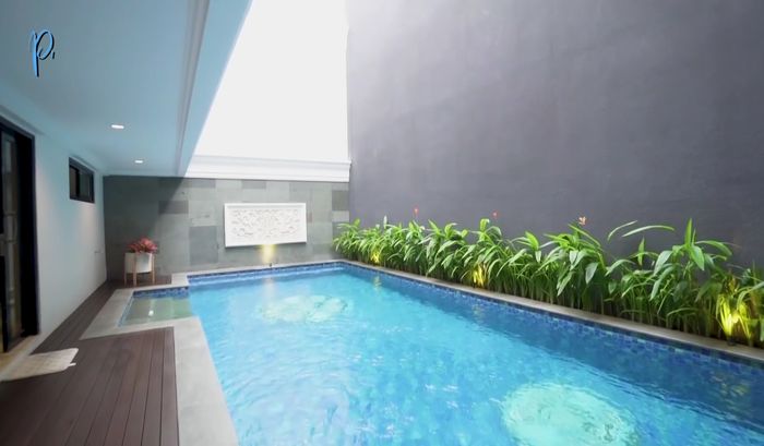 Kolam renang di rumah artis Prilly Latuconsina.