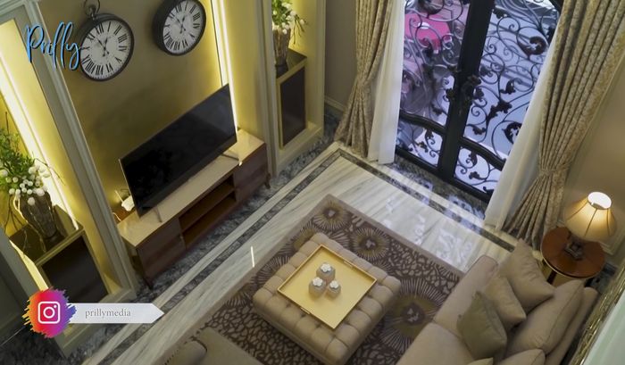 Ruang tamu dan ruang keluarga di rumah Prilly Latuconsina.
