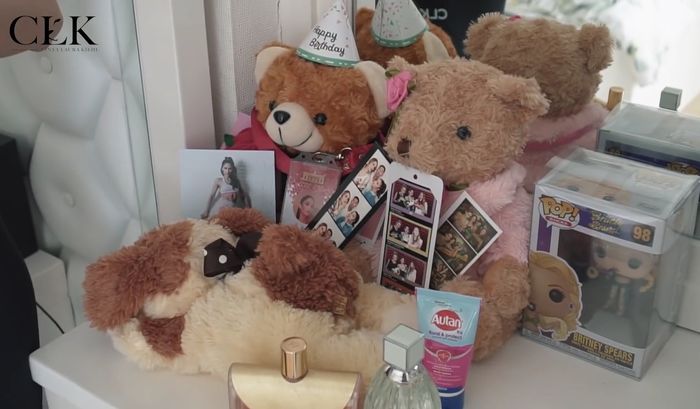 Hadiah pemberian fans di rumah artis Cinta Laura.