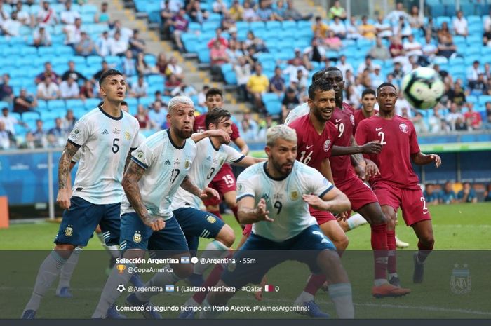 Ekspresi para pemain Argentina saat akan menyambut bola pada laga kontra Qatar di ajang Copa America 2019 di Stadion Arena do Gremio, Minggu (23/6/2019) atau Senin dini hari WIB.