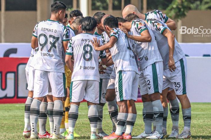 Skuat Tira Persikabo sedang melakukan briefing dalam laga pekan keenam Liga 1 2021 di Stadion Madya, Senayan, Jakarta, 2 Oktober 2021.