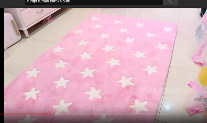 Karpet alas Kartika Putri melahirkan