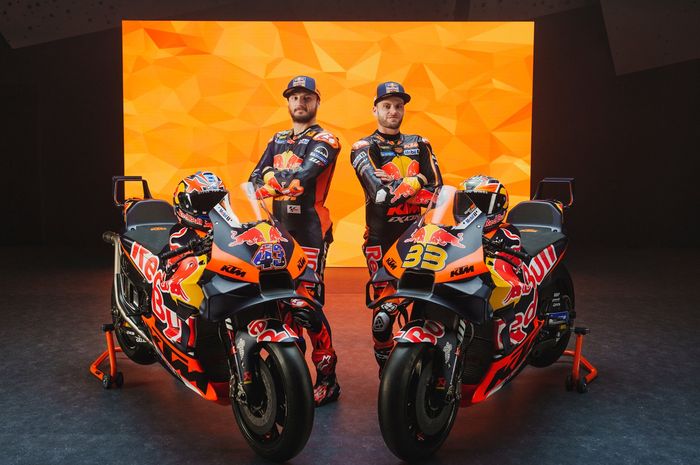 Brad Binder dan Jack Miller berpose bersama motor mereka dalam peluncuran tim Red Bull KTM jelang MotoGP 2024.  