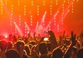 7 Musisi Ini Bakal Kasih Hukuman Buat Penonton yang Main Hape Pas Nonton Konsernya