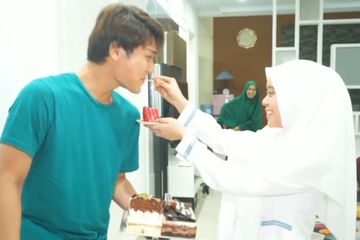 Ogah Dituding Manis Di Bibir Saja Rizky Billar Buktikan Keseriusan Dengan Boyong Orang Tua Ke Rumah Lesty Kejora Sang Ibunda Pake Apa Lamarnya Semua Halaman Pop Grid Id Download lagu manisnya di bibir dan streaming kumpulan lagu manisnya di bibir mp3 terbaru gratis dan mudah dinikmati, video klip manisnya detail manisnya di bibir mp3 dapat kamu nikmati dengan cara klik tombol download mp3 di bawah, dan untuk link download lagu manisnya di bibir. ogah dituding manis di bibir saja