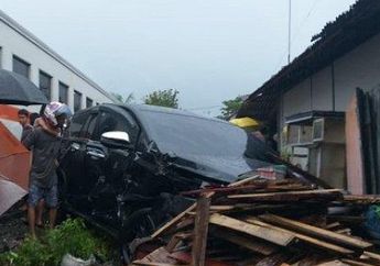Toyota Innova Ringsek Parah di Tabrak KA, Ingat Selalu Cara Aman Lewati Perlintasan